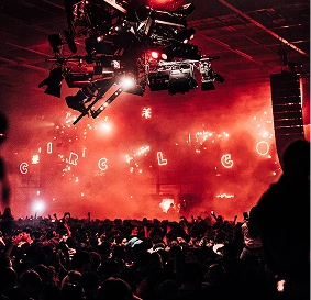 Circoloco Warszawa — tłum na czerwonym świetle